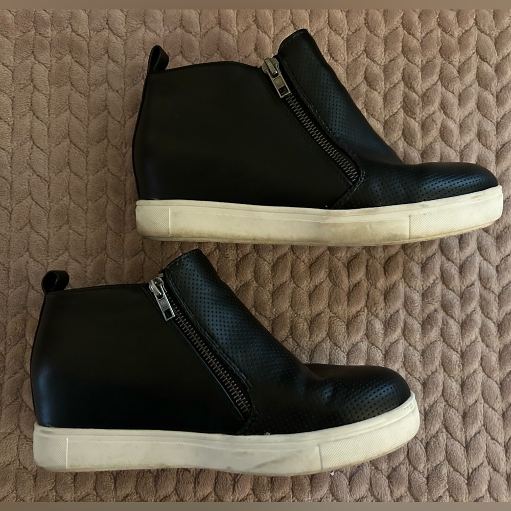 Time and Tru Black Hidden Lift SHOES Sneakers women size 8 Memory Foam